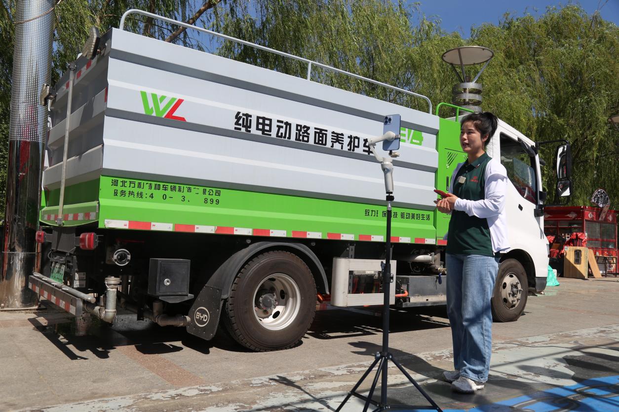 河北万利特种车辆制造有限公司直播专员张艳艳在公主湖直播。郭江鹏摄