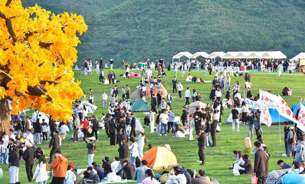 游客在涉县太行五指山空中草原游玩打卡