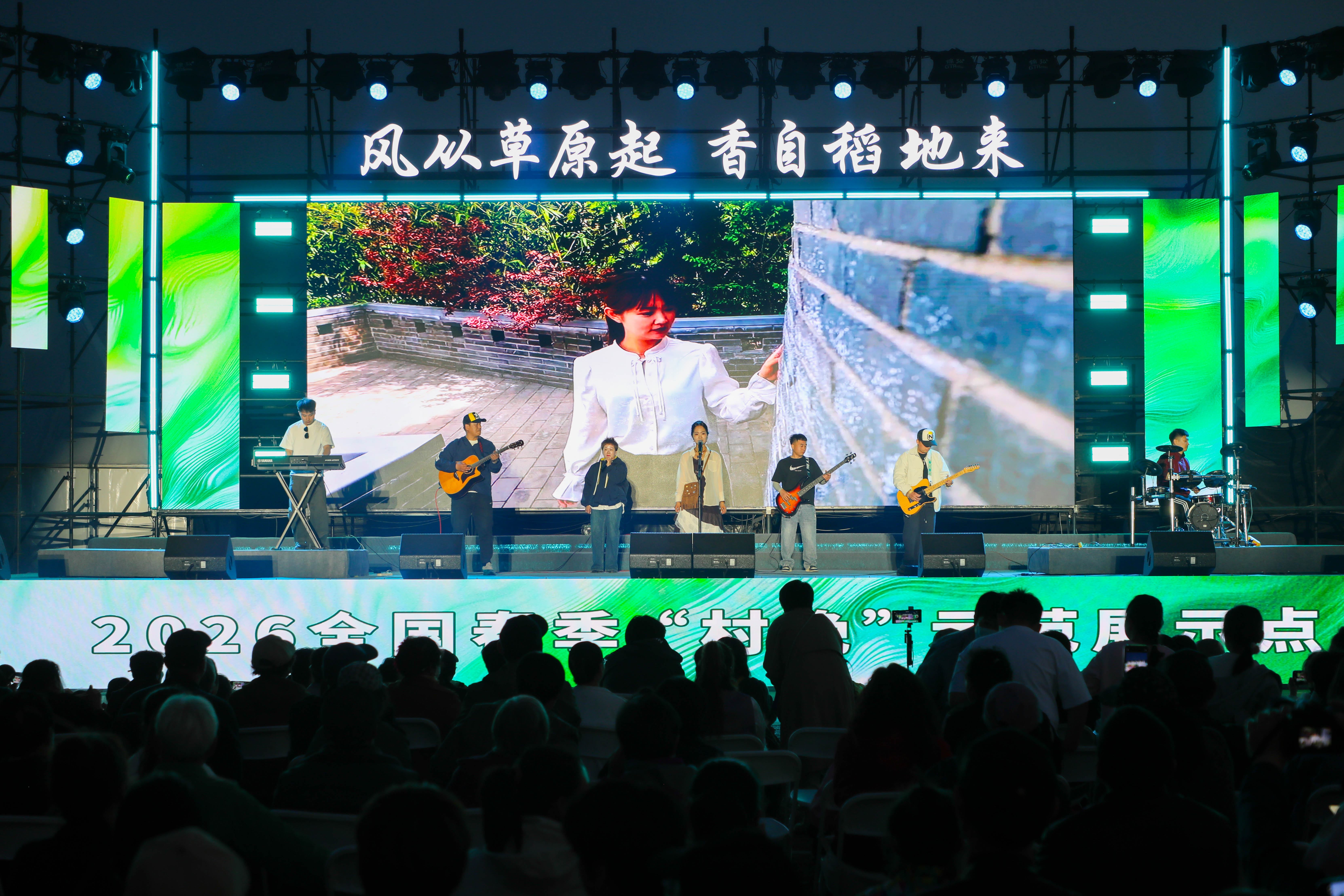 稻地本土乐队演唱原创歌曲《稻地乡谣》。王雪纯摄