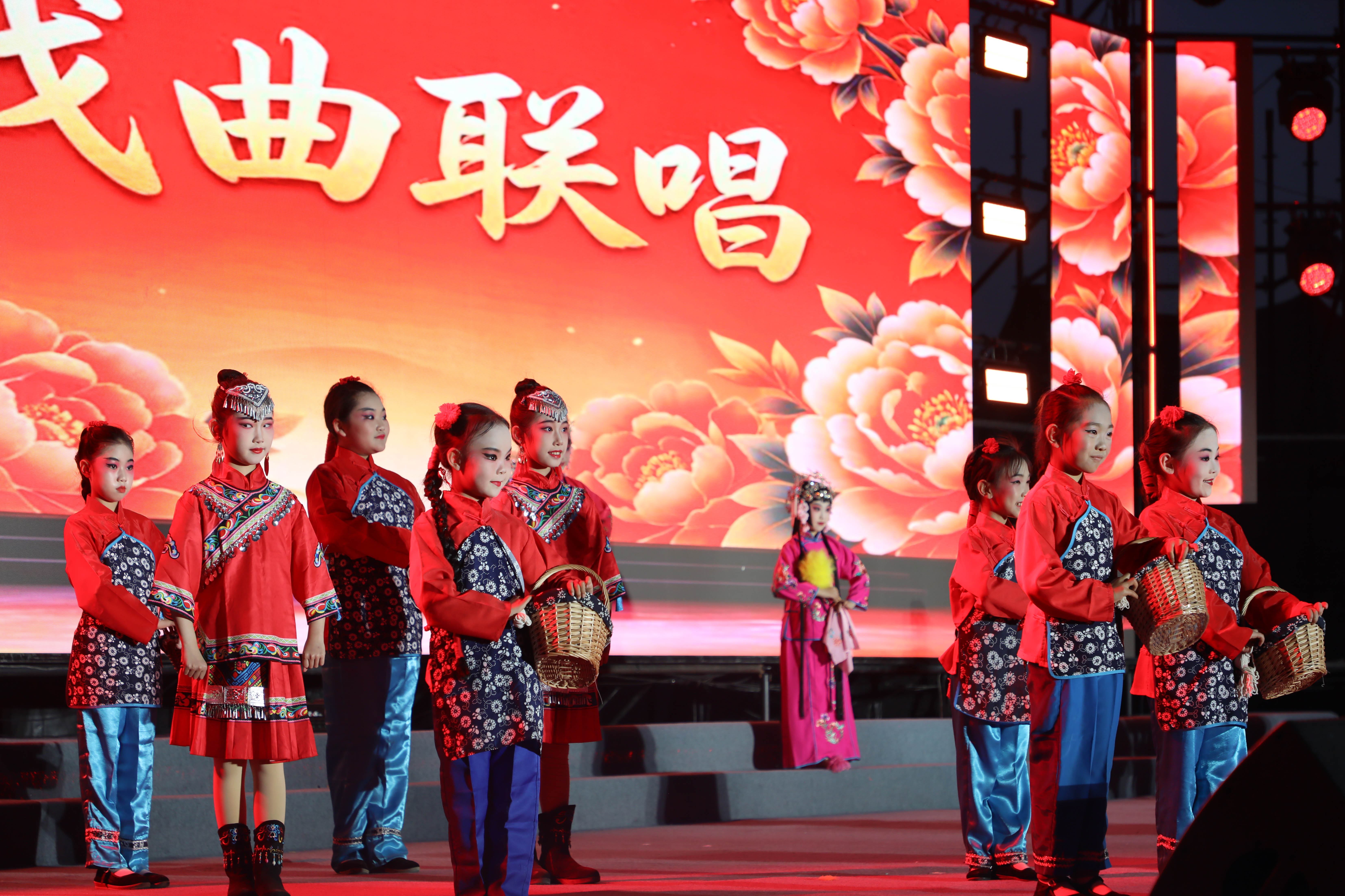 荣登央视总台春晚的“小梅花”弟子们演唱《评剧经典联唱》。王雪纯摄
