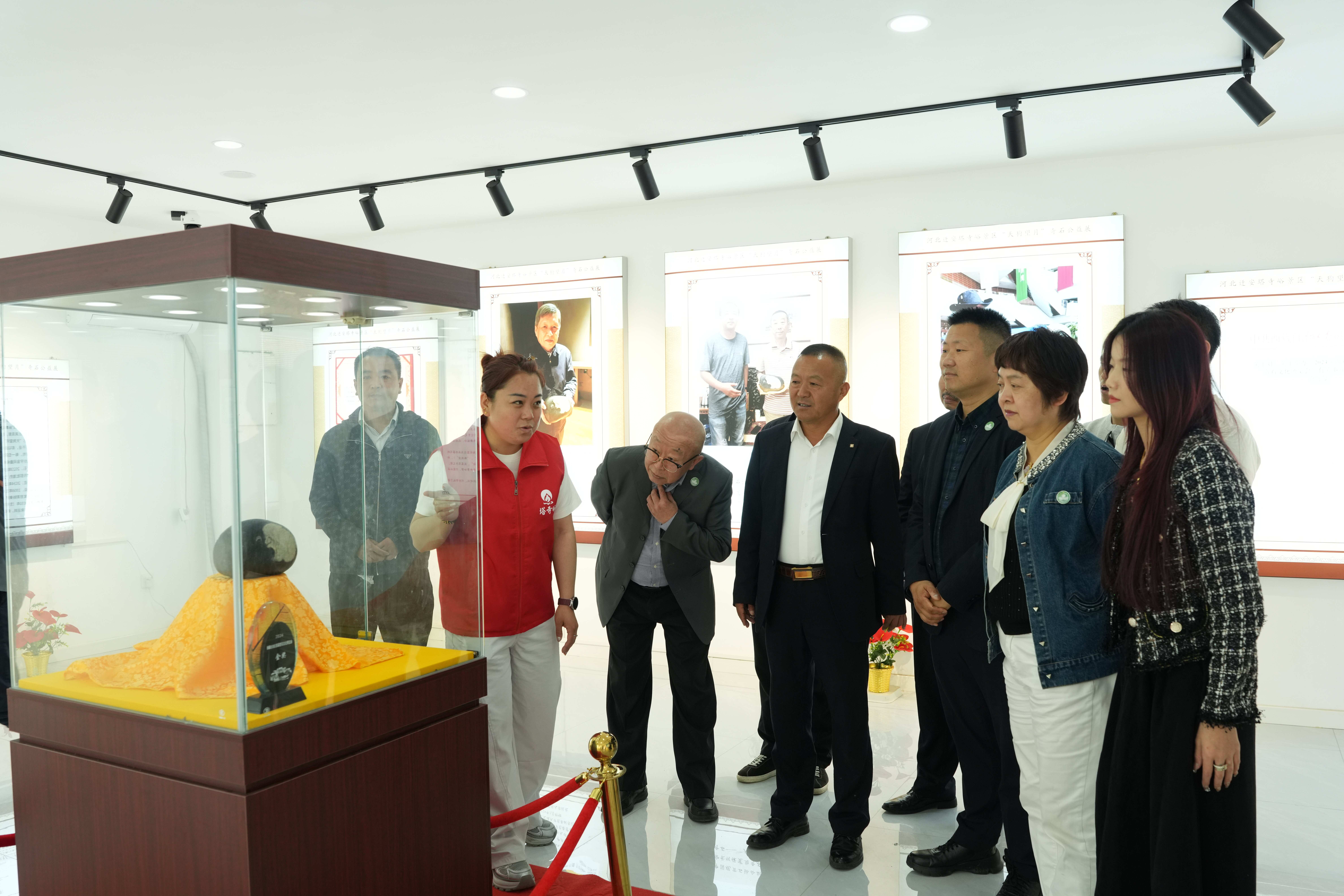 澳门旅游发展协会考察团参观中华奇石“天狗望月”。张泽慧摄