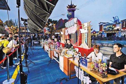 5月6日，“共享景播·文旅优品”专场直播活动在沧州吴桥杂技幻乐城举办。图为活动现场。闫建超摄