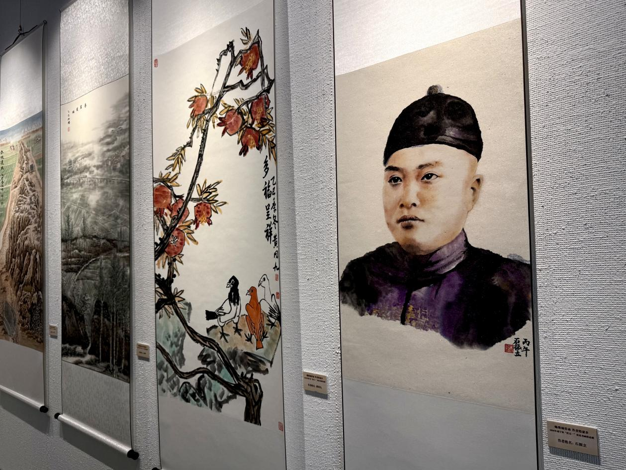 展出的部分书画作品。刘巨雷摄