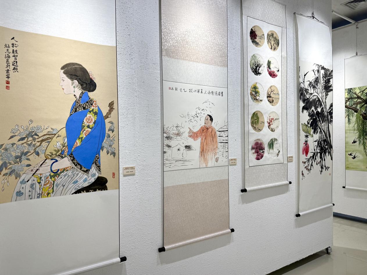 展出的部分书画作品。刘巨雷摄