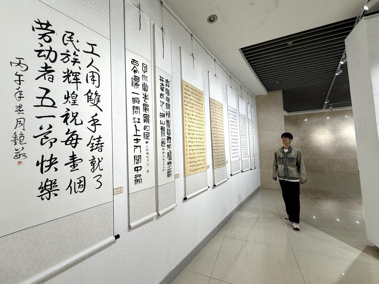 群众在欣赏书画作品。刘巨雷摄