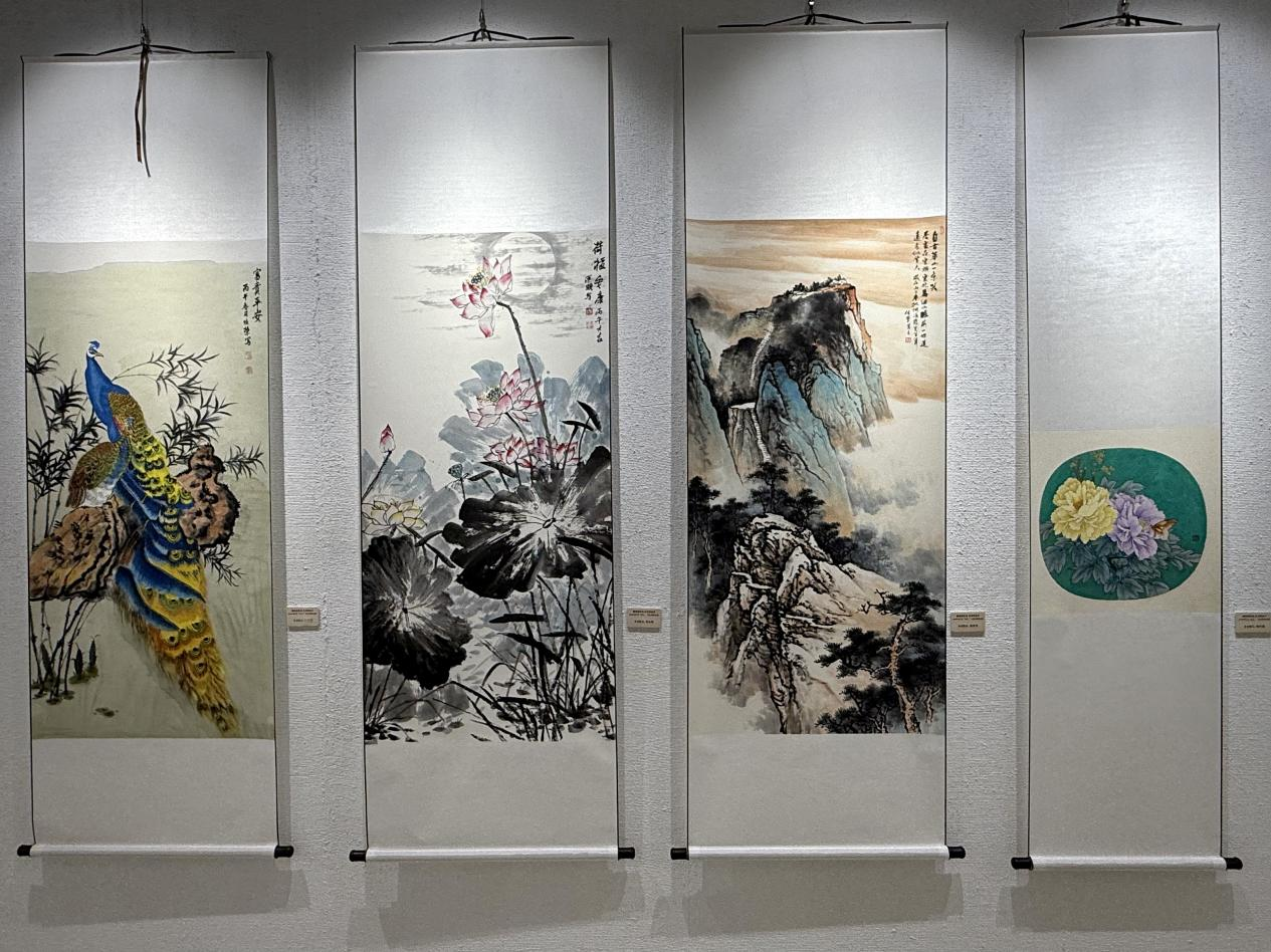 展出的部分书画作品。刘巨雷摄