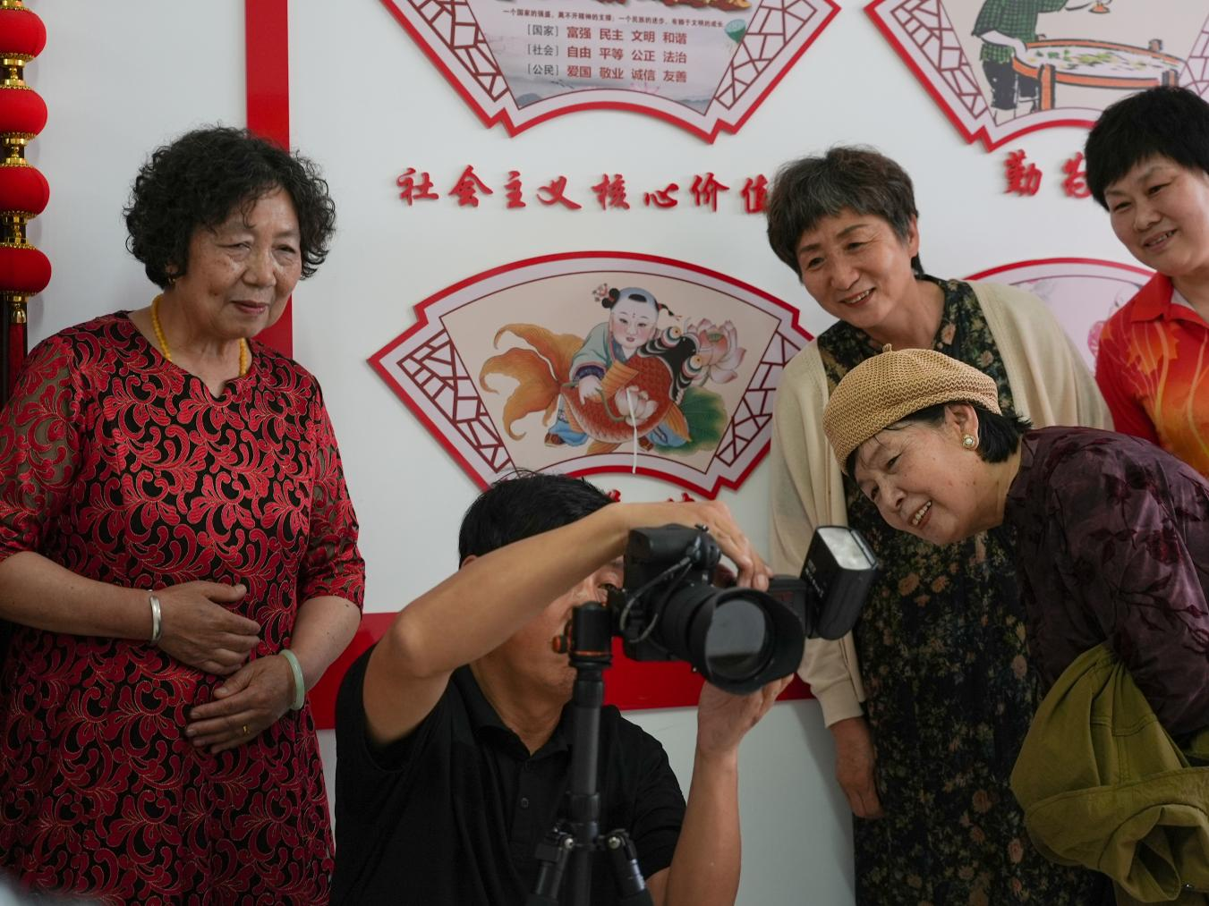 沧州市新华区在千童北大道社区开展温情摄影主题活动。李虹熹摄