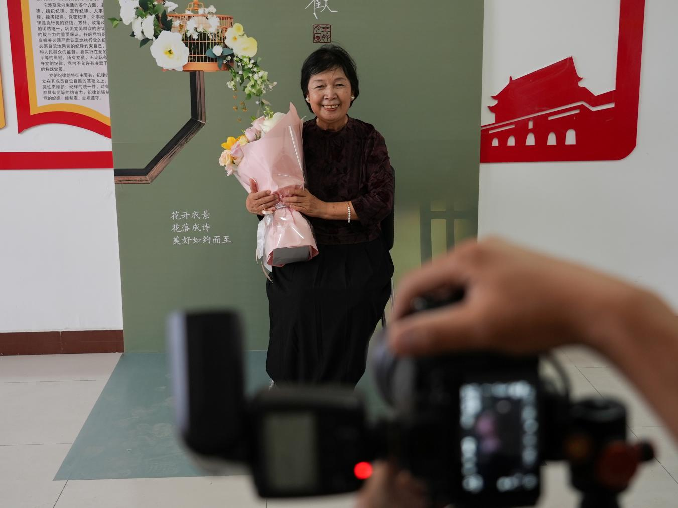 摄影志愿者为居民留影。李虹熹摄
