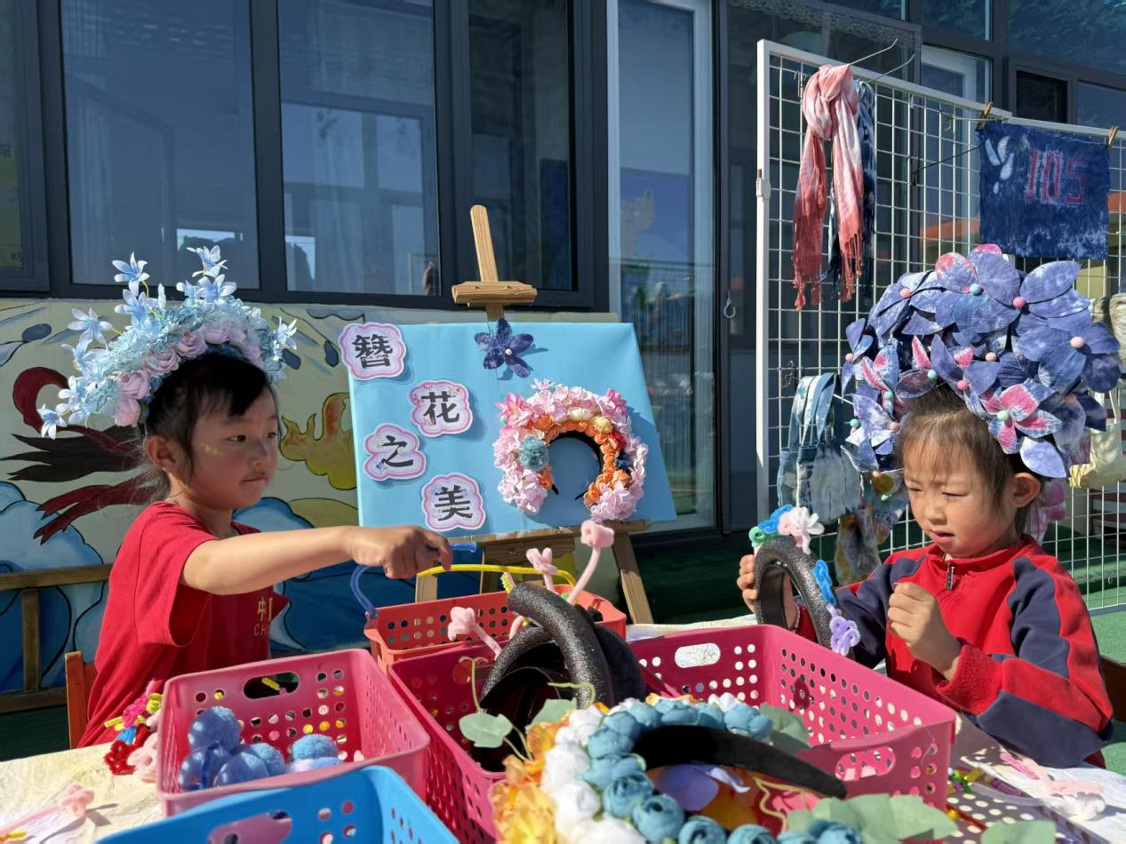 毕家瞿阝幼儿园小朋友正在体验簪花技艺。佟苏美摄