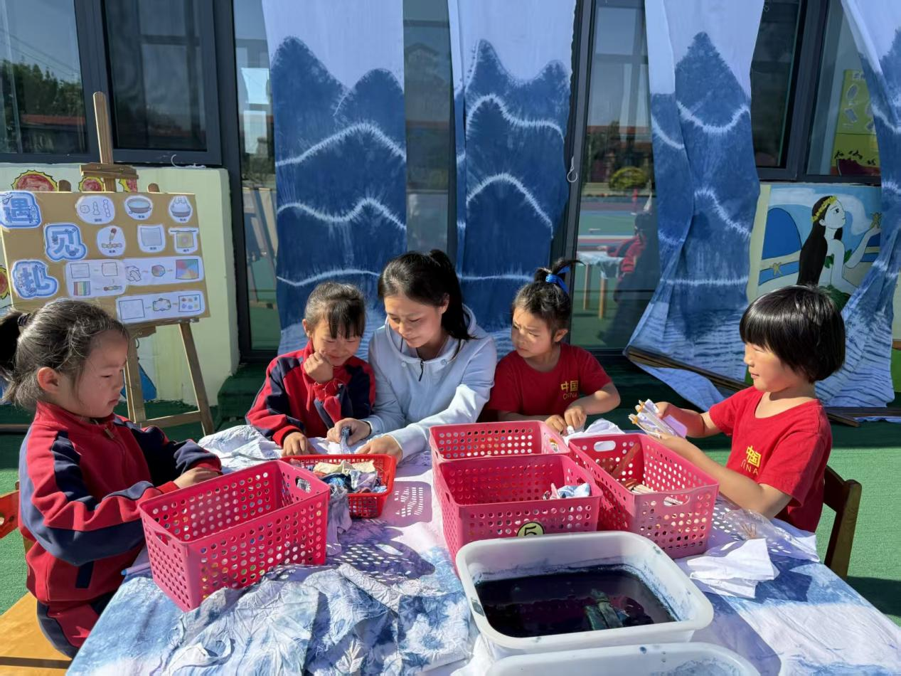 毕家瞿阝幼儿园小朋友正在体验扎染技艺。佟苏美摄