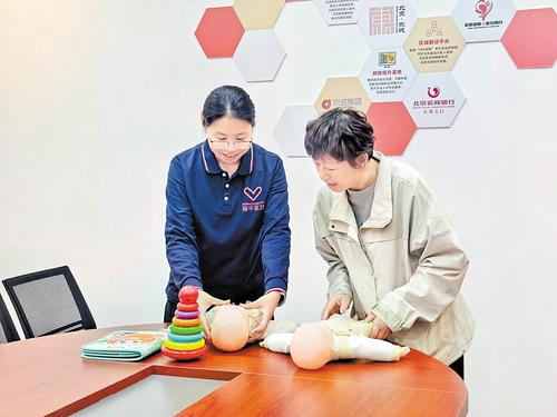 4月22日，在北京市东城区福嫂之家，“河北福嫂”杨书梅（左）积极参加技能培训。 本报记者 解楚楚摄