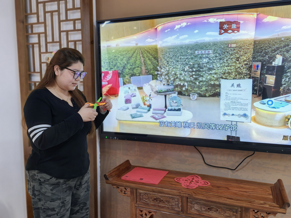 在互动体验区，市民体验剪纸技艺。董亚茹摄
