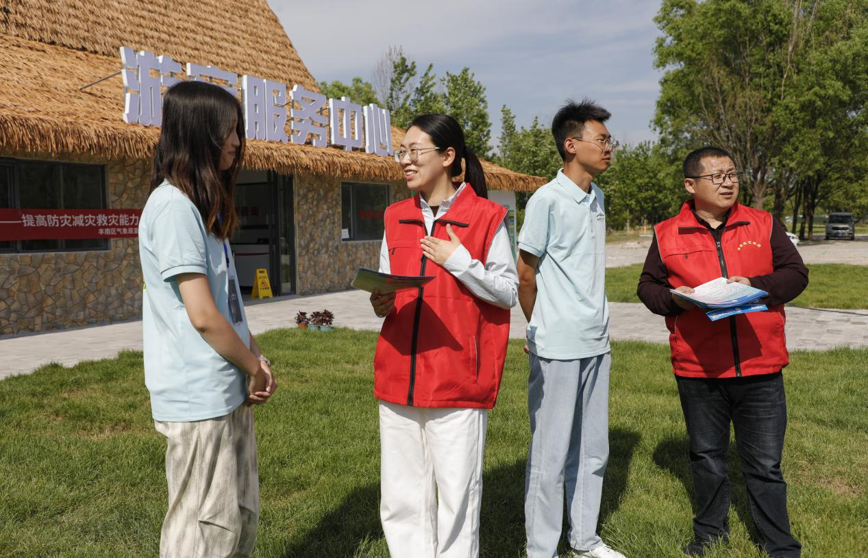 丰南区气象局工作人员给景区工作人员宣传气象知识。陈军摄
