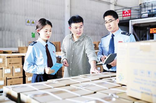 5月9日，沧州经济开发区税务局工作人员走进河北天成药业股份有限公司，了解企业发展情况，解答企业疑问。 张卿摄