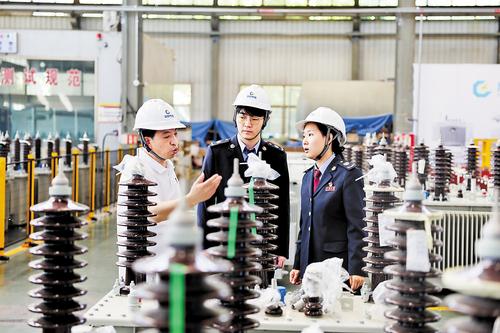 5月9日，邯郸市永年区税务局工作人员走进河北高晶电器设备有限公司，开展纳税信用专题辅导。游政摄