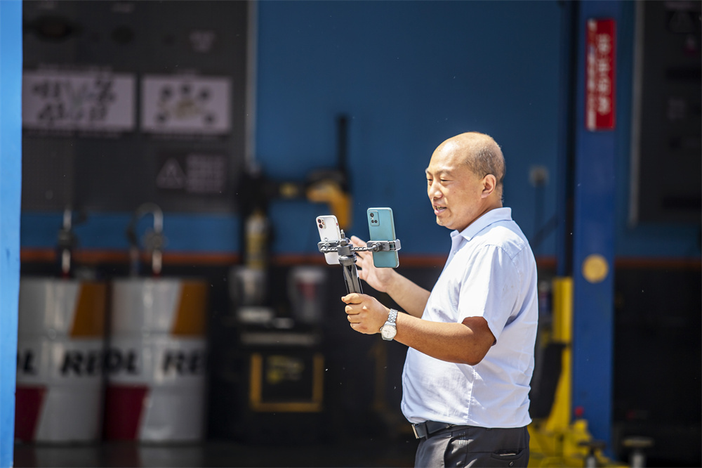 5月12日，河北省邯郸市复兴区华北汽车城，运营中心主管正在进行电商直播。聂长青摄