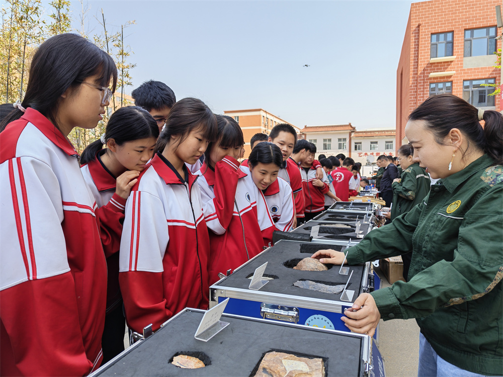 5月12日，“科技赋能防灾减灾 地学守护燕赵平安”5·12防灾减灾日进校园活动在河北平山县古月中学举行。河北省自然资源厅供图