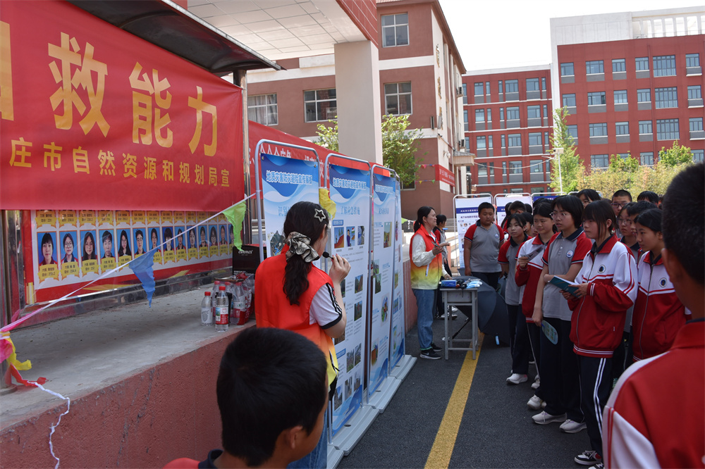 5月12日，“科技赋能防灾减灾 地学守护燕赵平安”5·12防灾减灾日进校园活动在河北平山县古月中学举行。河北省自然资源厅供图