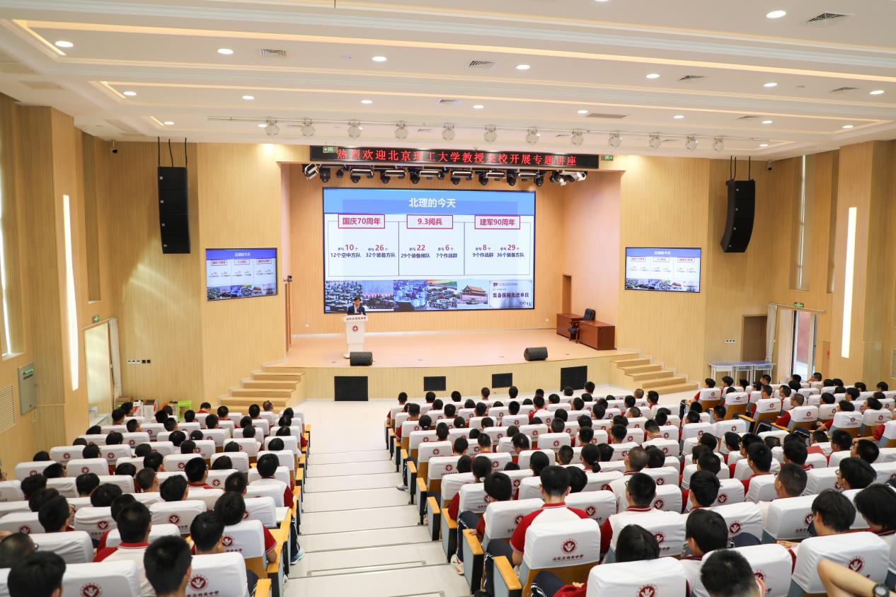 北京理工大学材料学院院长、博士生导师陈鹏万教授为精中学子进行专题讲座。郭经纬摄