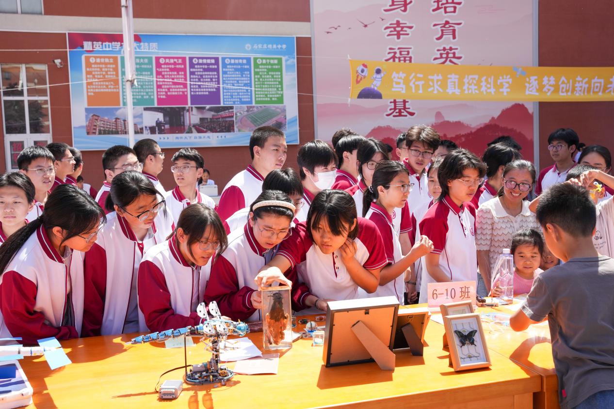 科技节上精中学生展示科创实践成果，学生观摩，沉浸式感受科技魅力。郭经纬摄