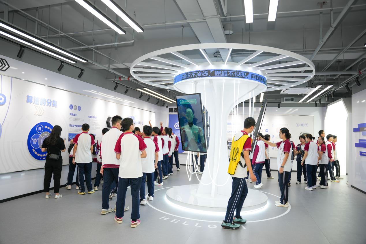 精中学子在学校科创馆进行参观、体验。郭经纬摄