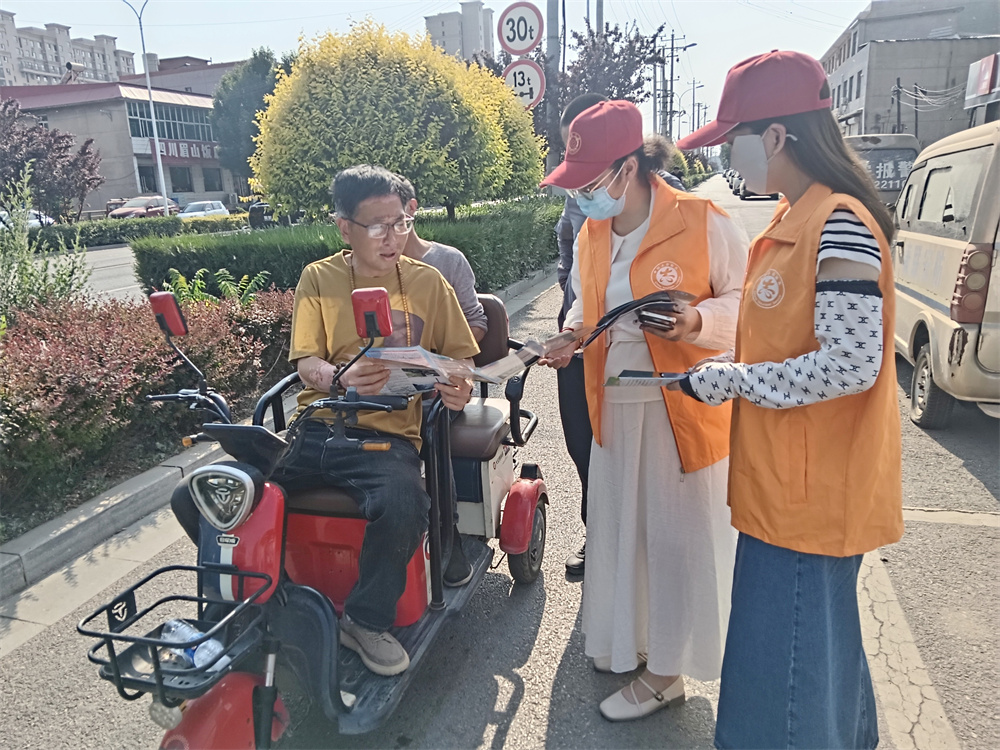 唐县气象局开展街头宣传活动。唐县宣传部供图
