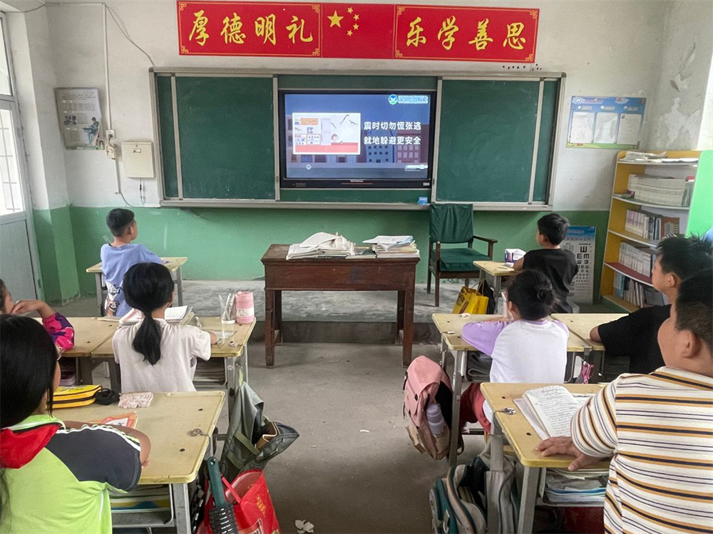 唐县北罗镇田堡庄小学观看视频。唐县宣传部供图