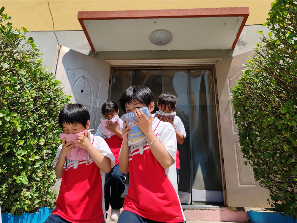 唐县六一小学演练活动现场。唐县宣传部供图