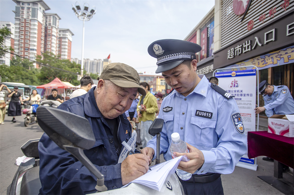民警向群众征求意见。聂长青摄