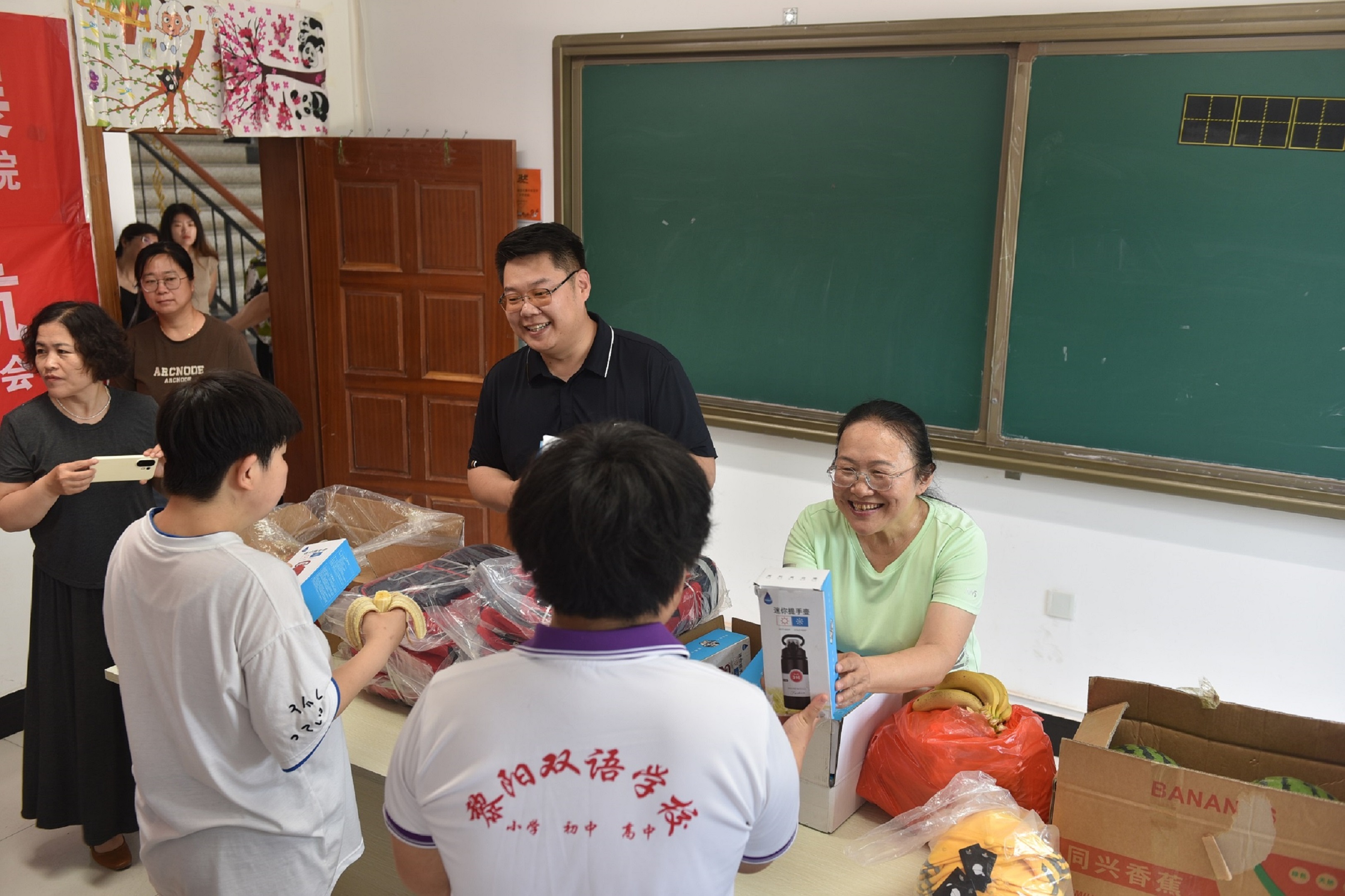 图为工作人员为景县一所特殊教育学校学生分发慰问品。高雷摄