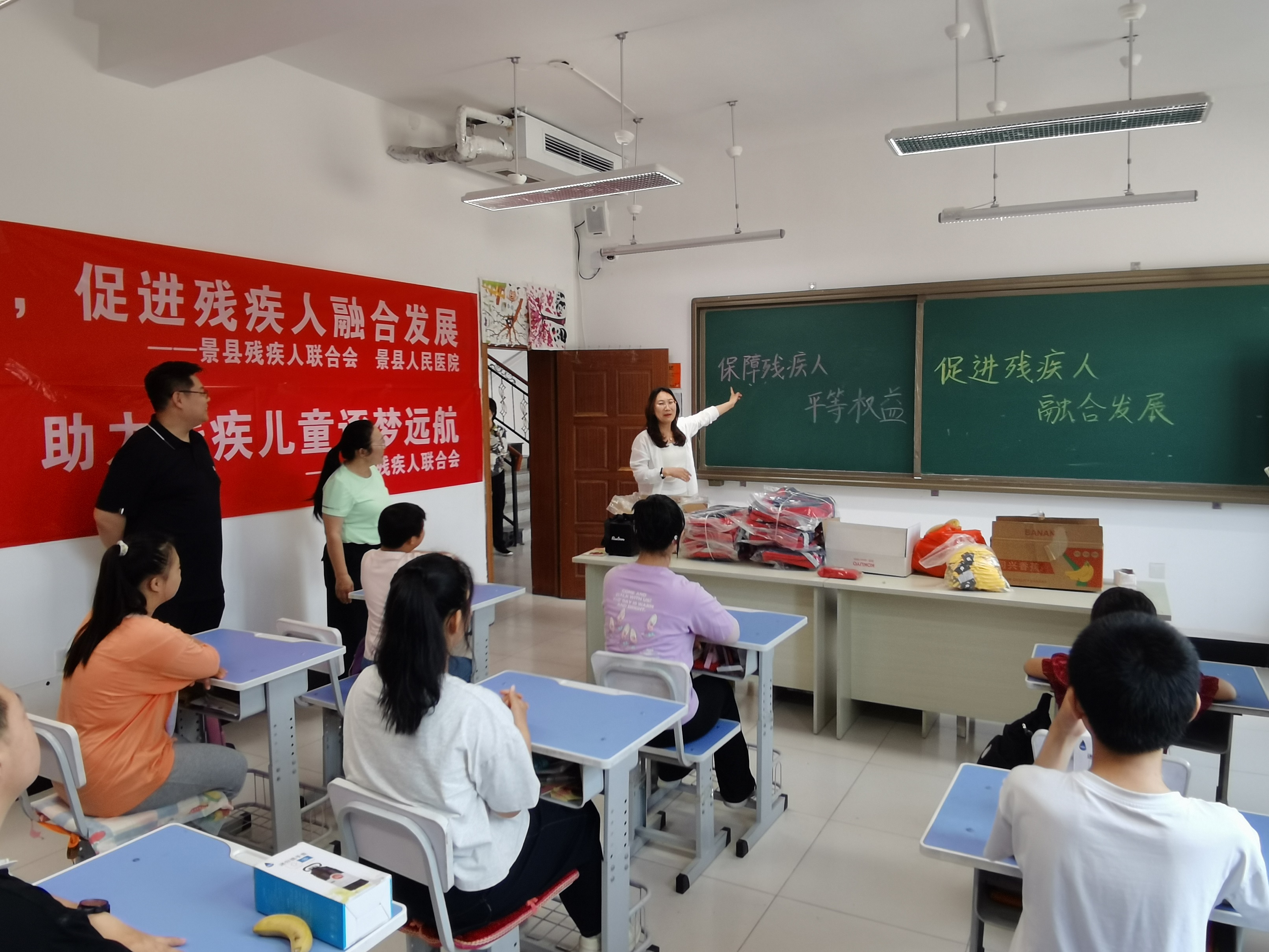景县一所特殊教育学校老师在为学生们讲解残疾人合法权益。高雷摄