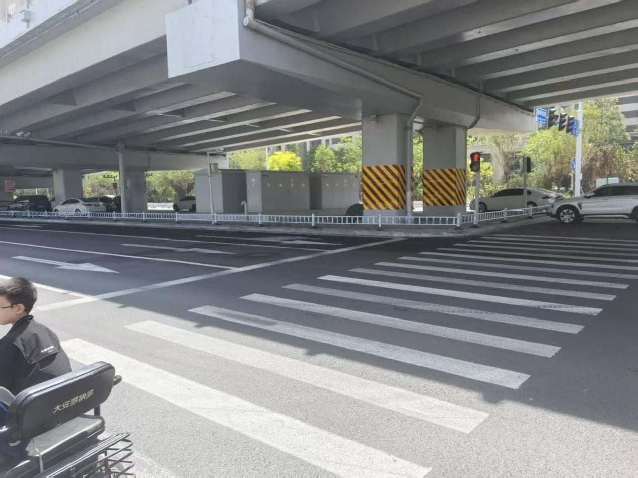 石家庄和平路辅路与保利茉莉公馆小区出入路口，整改后的地面导向标识。石家庄市交管局供图
