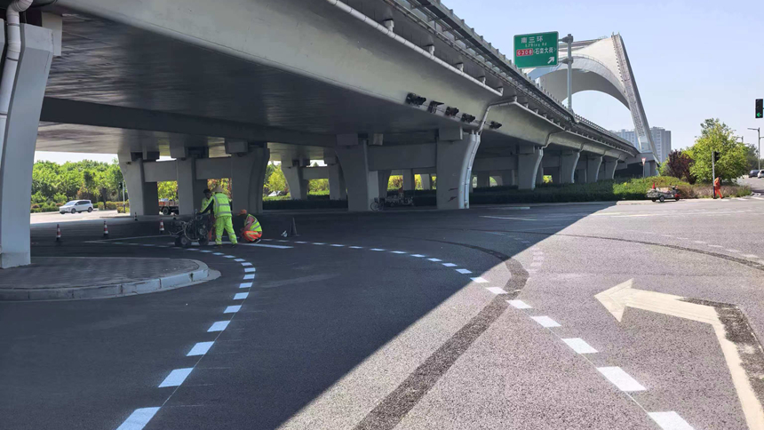 整改后的复兴大街辅路与仓宁路交口由南向北左转待转区标线。石家庄市交管局供图