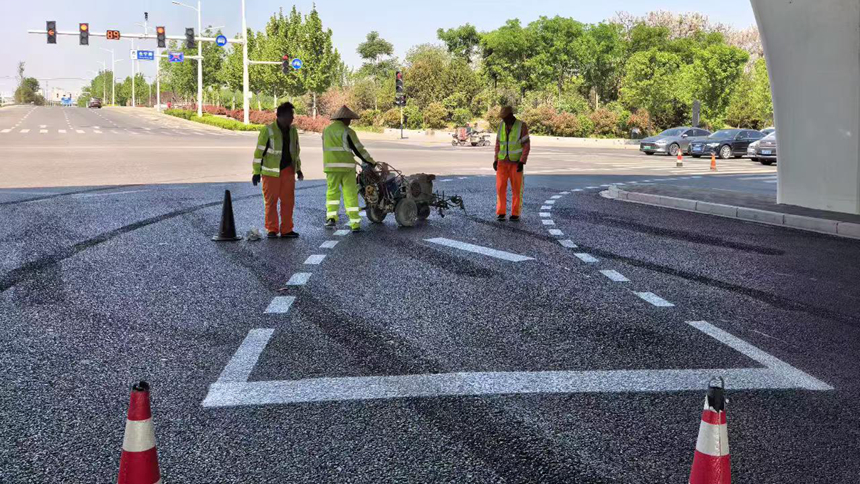 整改后的复兴大街辅路与仓宁路交口由北向南左转待转区标线。石家庄市交管局供图