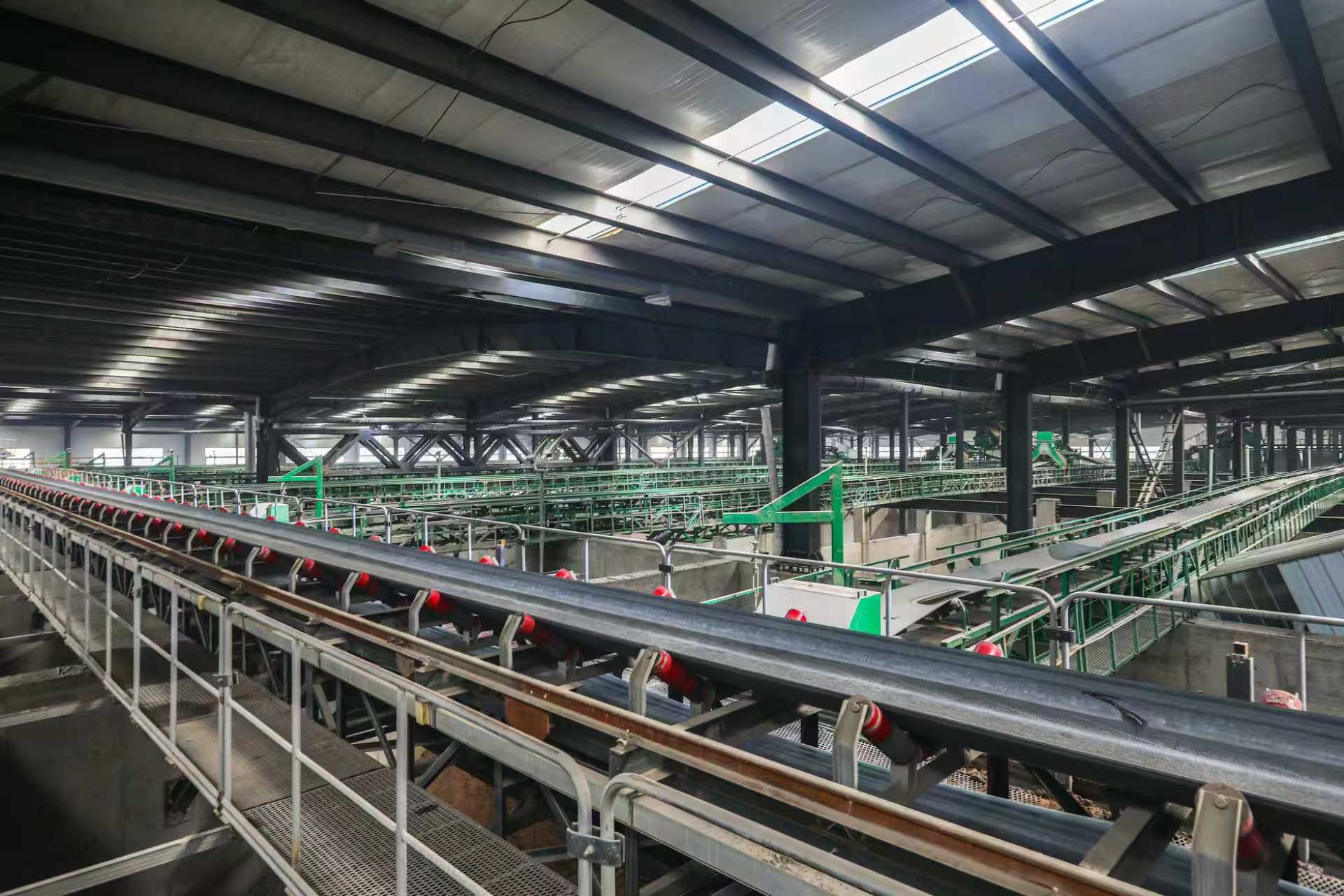 河北坤石建材新型有限公司生产车间一角。王亮摄