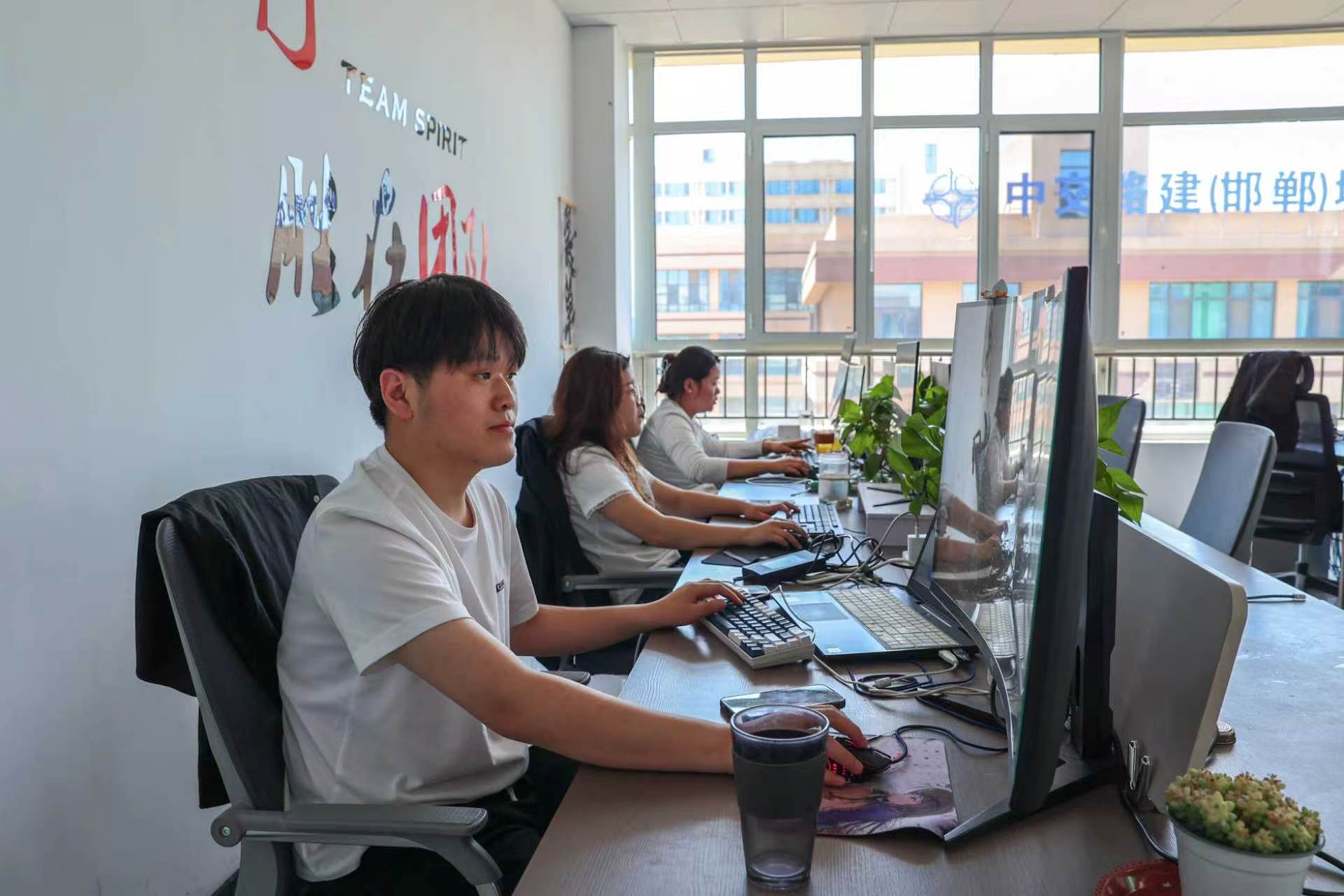 前海数贸运营人员正在某跨境电商平台为产品上链接。李燊摄