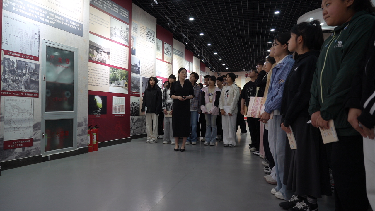 迁安市教育园区实验初级中学的学生参观档案馆。郭强摄