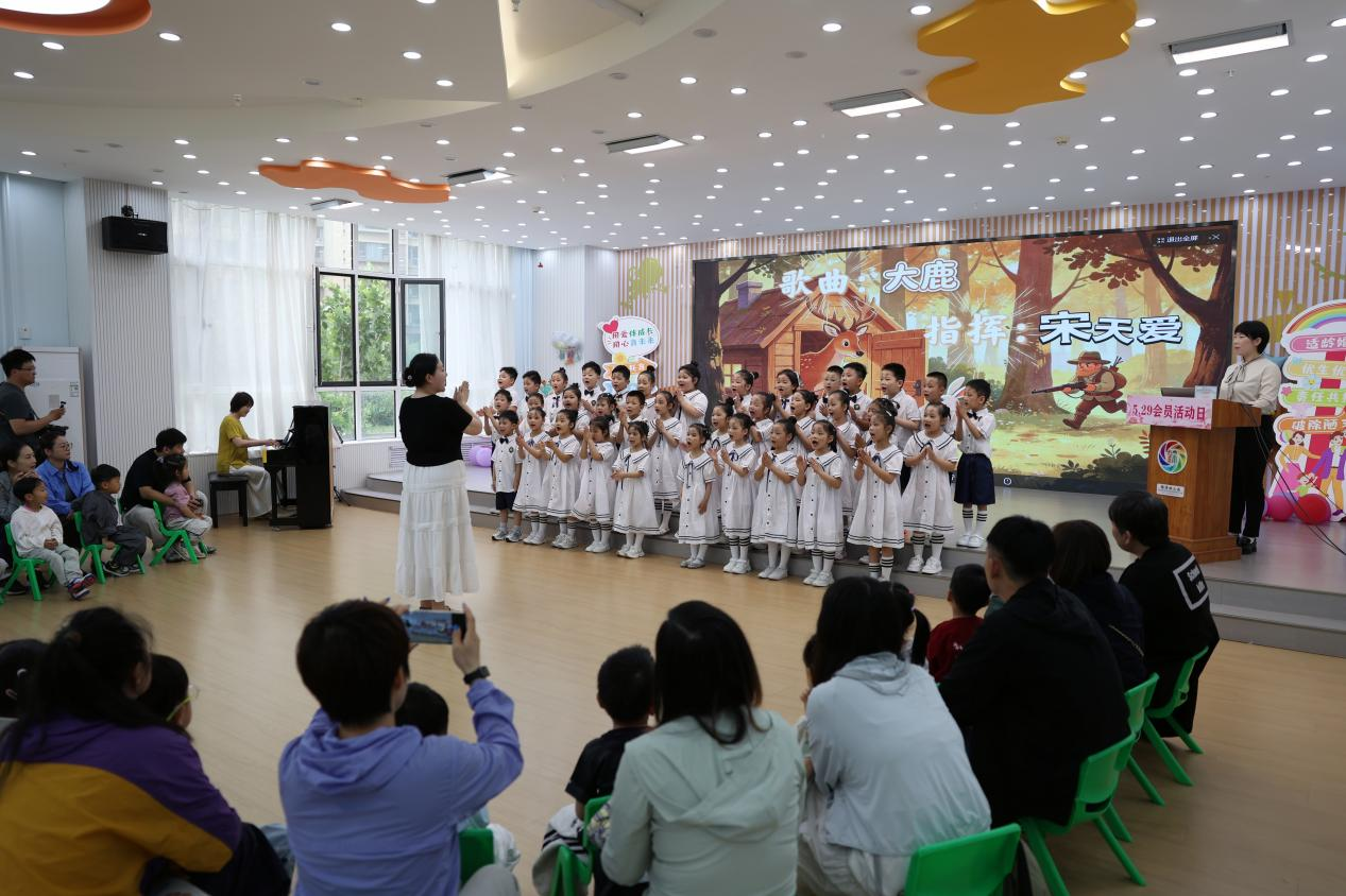 幼兒園小朋友表演節目。薛研飛攝