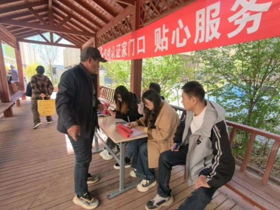 社區工作人員正在為居民辦理認証並進行登記。戴敏攝
