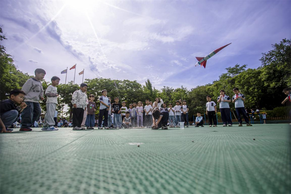5月18日，河北省邯鄲市復興區百花小學，同學們演示自制水火箭騰空而起。聶長青攝