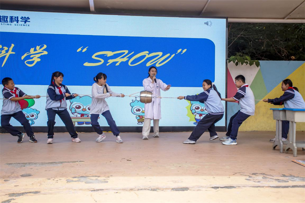 5月18日，河北省邯郸市复兴区百花小学，同学们参与拔河，体悟“马德堡半球”大气压强原理。聂长青摄
