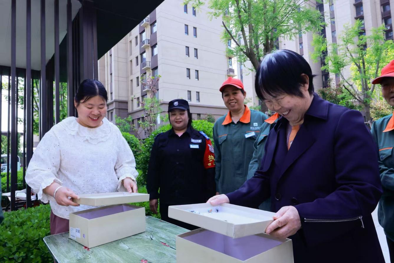 在趣味游戲環節，參與者屏氣凝神，小心翼翼運送彩珠。張子衡攝