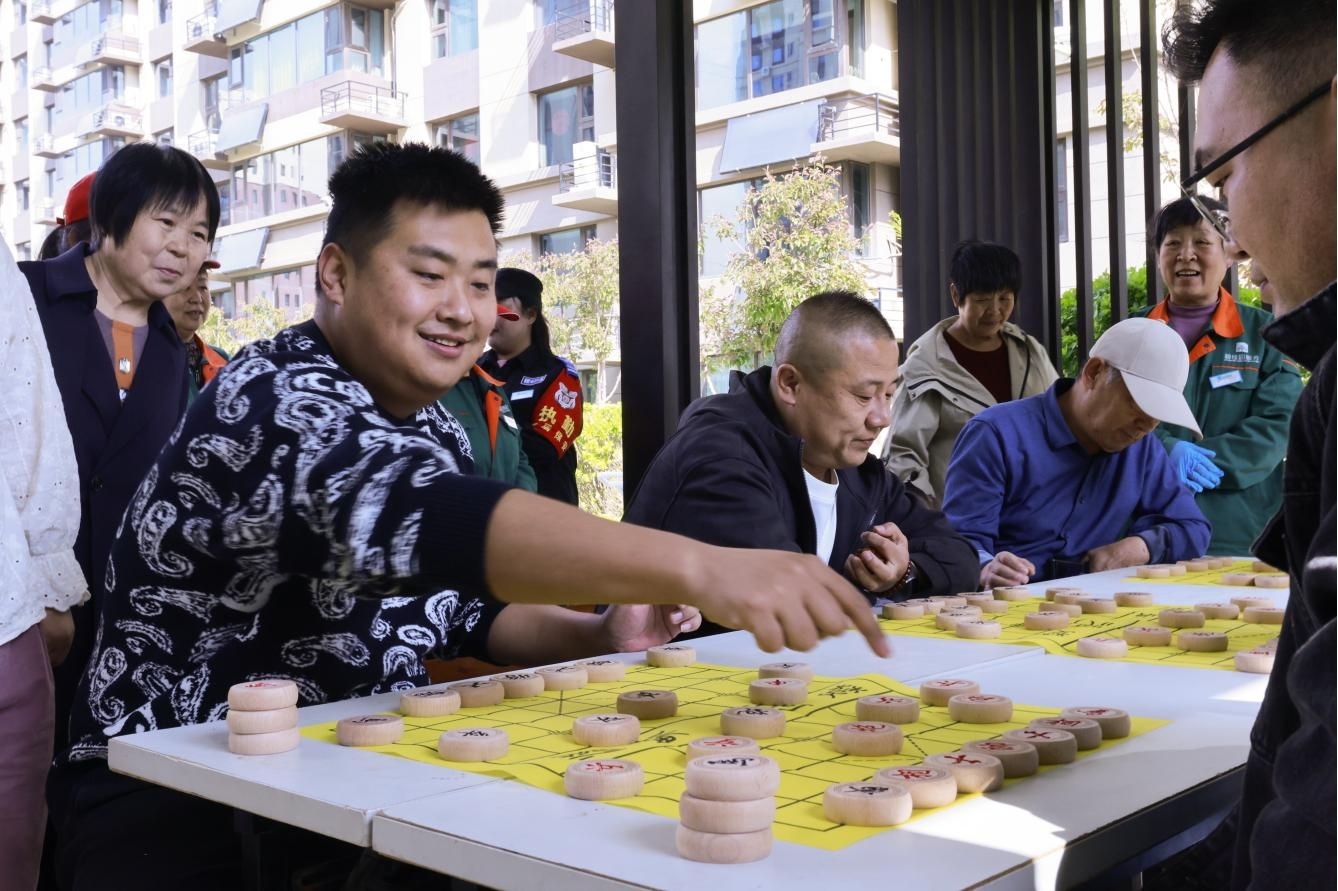 在象棋爭霸區，棋手們圍坐對弈。張子衡攝