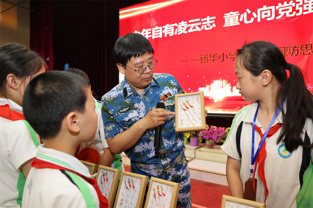 國防領域專家用通俗的語言向學生講解國防發展歷程與現代裝備知識。楊洋攝