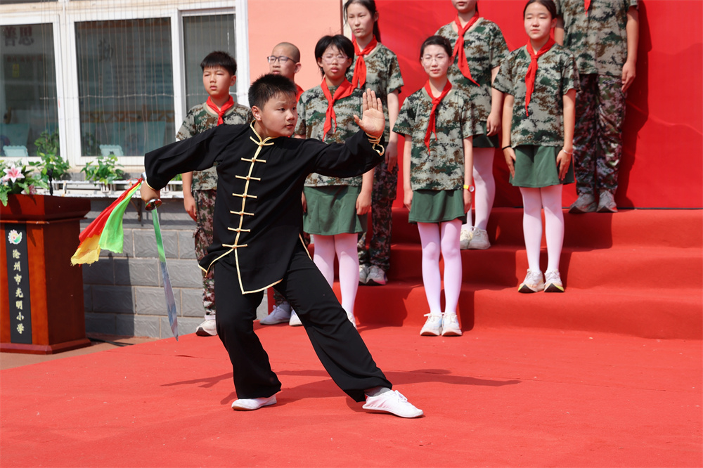 滄州市光明小學第十二屆國防教育文化節上精彩的武術表演。楊洋攝
