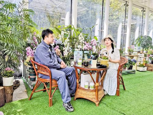 5月7日，中国—阿拉伯化肥有限公司内，带货主播和农艺师正在进行线上直播，售卖花卉肥。本报记者 孙也达摄
