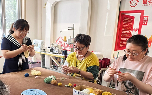 5月14日,耿海燕(左一)、孙丽华(左二)等在石家庄市桥西区红河小区社区党群服务中心手工坊里做手工。本报记者 赵 建摄