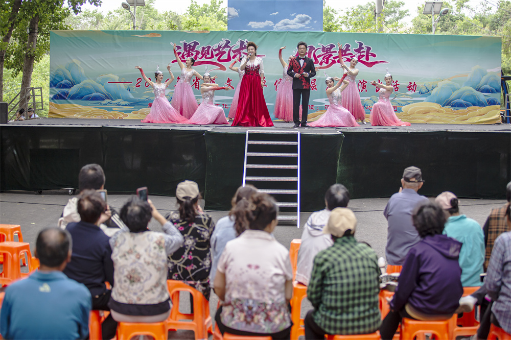 5月19日，河北省心连心艺术团基层惠民演出在邯郸市复兴区二六七二街道东高河村拉开帷幕‌。聂长青摄
