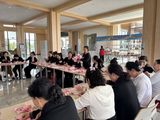 非遺傳承人正在教游客簪花技術。欒玲翠攝