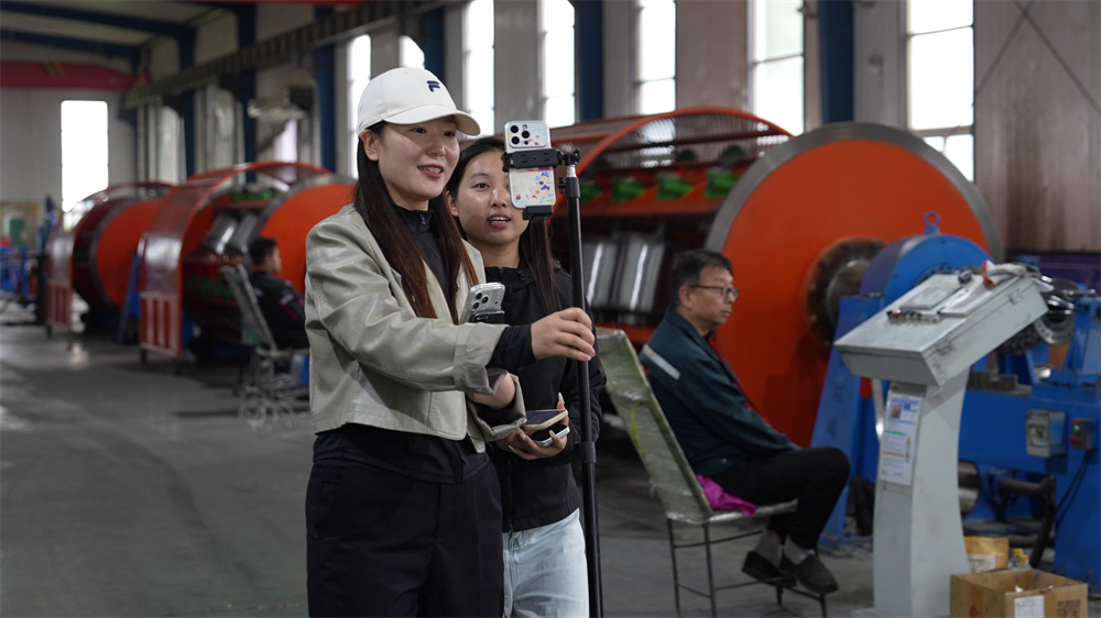 主播在珠峰電纜大名有限公司生產廠房內進行實景直播。馮利軒攝